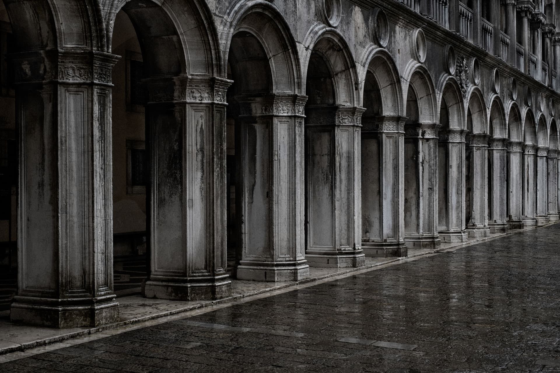 Colonnes d'un palais à Venise, sous la pluie.
