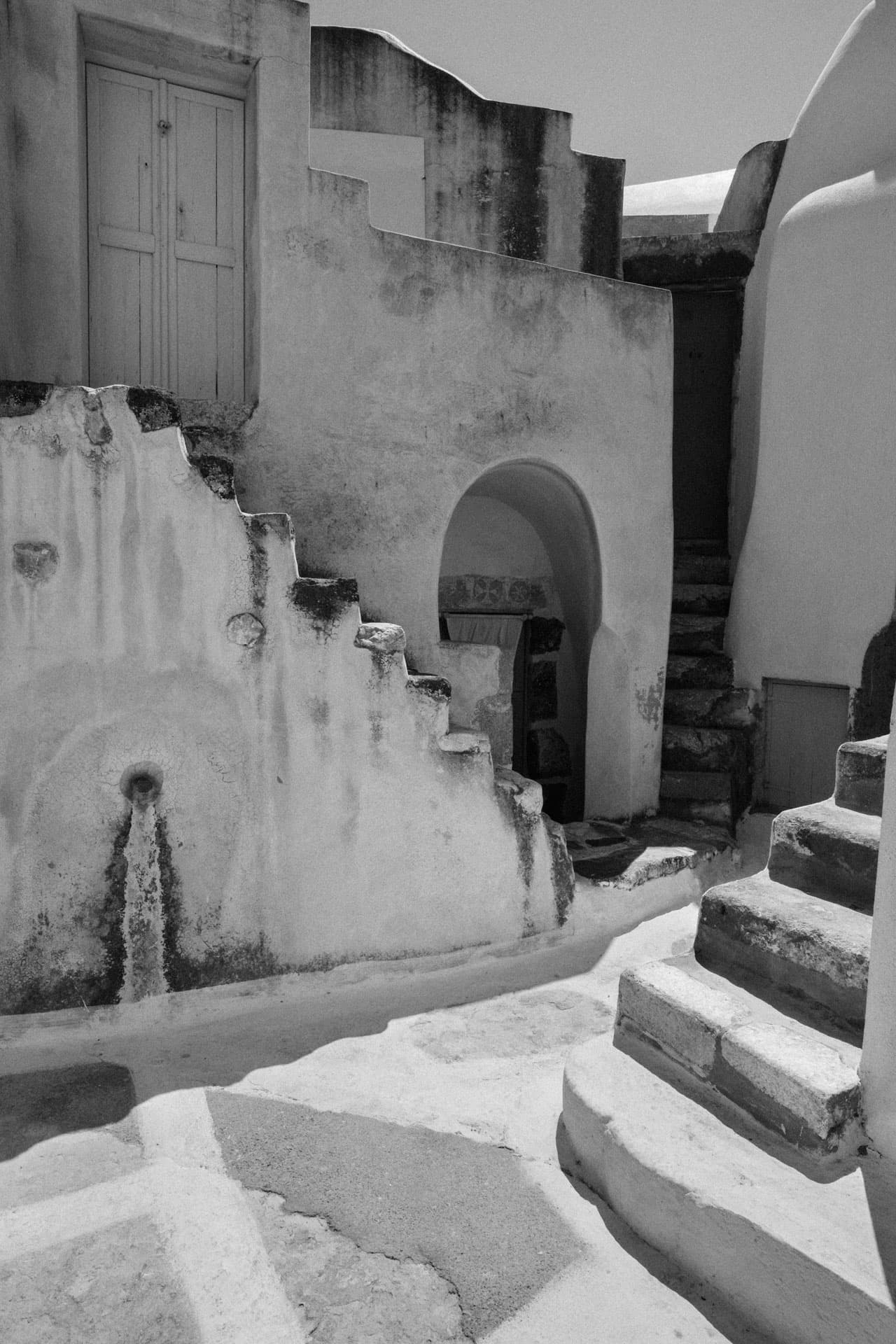 Petite place aux murs blancs d'un village grec.