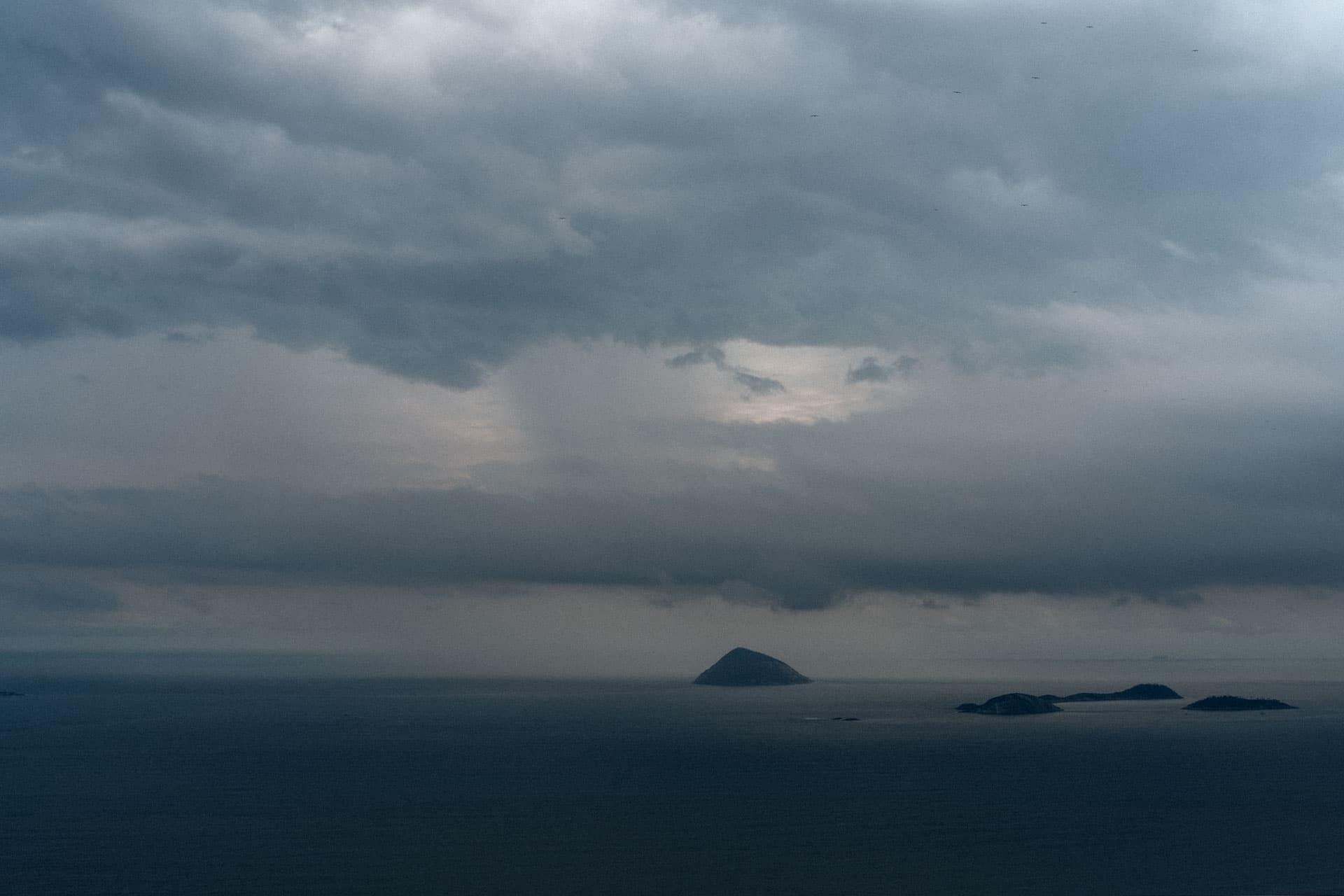 Îles et ciel d'orage sur l'océan, vus depuis les hauteurs de Rio de Janeiro.